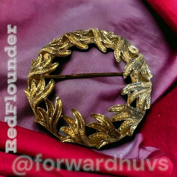 Brass-Toned Wreath Shaped Brooch - Vintage Nostalgia - Picture 6 of 11
